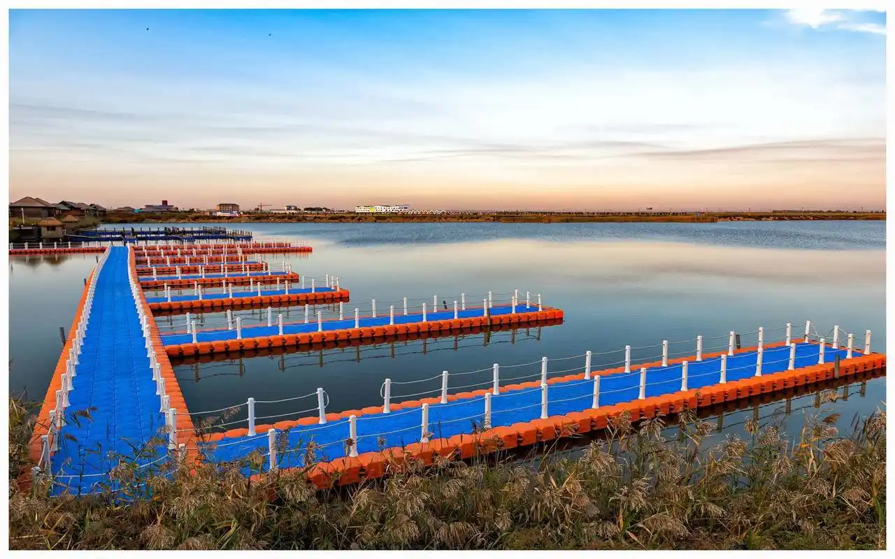 《卧龙湖码头》这是红海滩国家风景廊道景区提供游船服务的码头,你