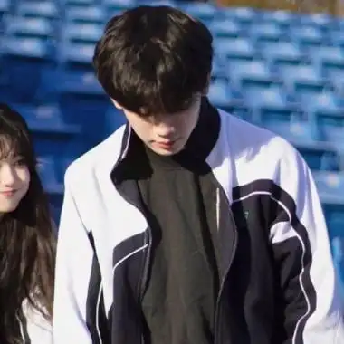 由美头网整理发布,情侣头像频道提供更多与高中生,学生,校服相关的