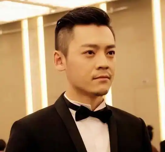 原来他是巍子的儿子,难怪长得帅演技还出色,真的是虎父无犬子!