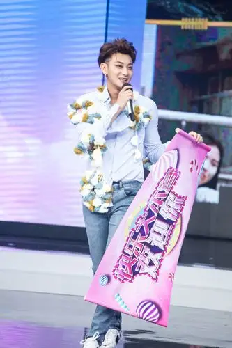 惊喜特派员黄子韬第八次到达快本,今晚20:20不见不散!