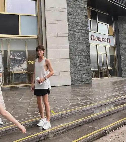 36岁林更新香港被偶遇,减肥上瘾暴瘦太多,身型勾勒显病态!