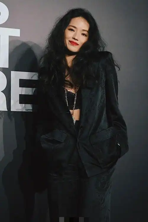 舒淇烫毛躁卷发好港风,45岁气质还这么高级,但脸上皱纹很焉瘪!