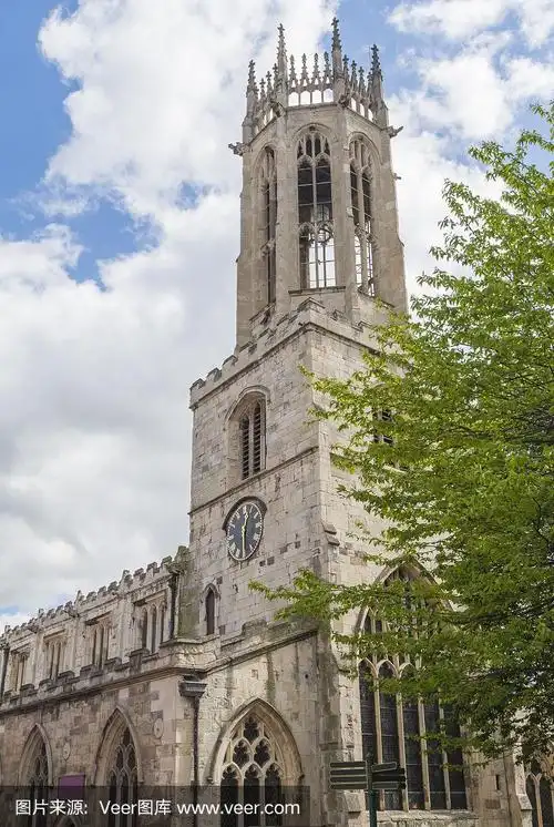 带有钟楼的中世纪英国教堂