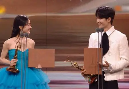 赵丽颖王一博同台领奖,二人主演电视剧《有翡》,预定年度爆剧
