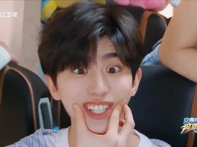 谁在说他偶像包袱重?明明就是臭屁小葵