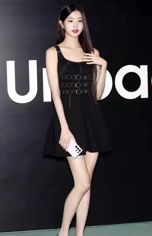 张元英**黑色辣妹u型领吊带连衣裙 - 17网