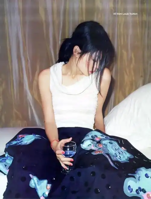 王菲2001年旧照曝光旁若无人展现独特性感