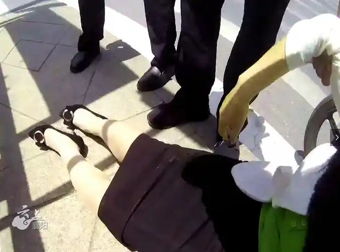 女子低血糖晕倒路边保康交警上演最美公主抱