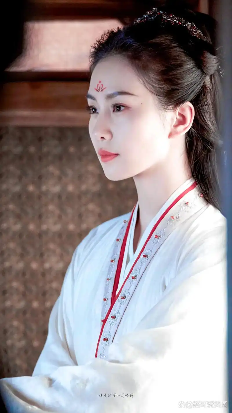 她刘诗诗,身着洁白的古装,宛若一朵盛开的白莲,静谧地绽放在时光的