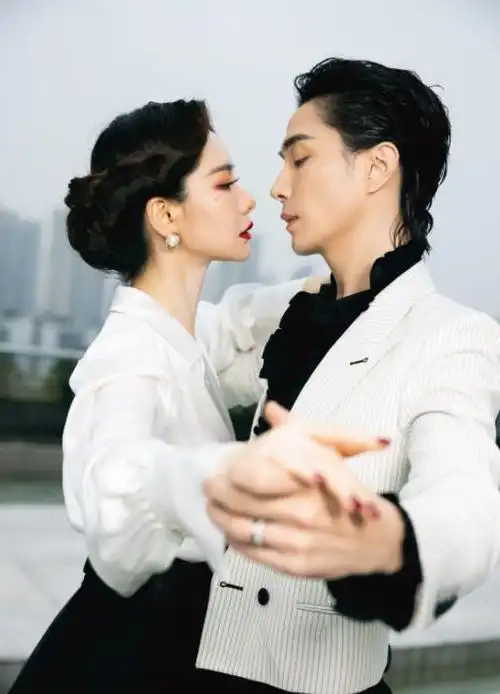 戚薇李承铉结婚十周年庆祝:甜蜜瞬间大揭秘