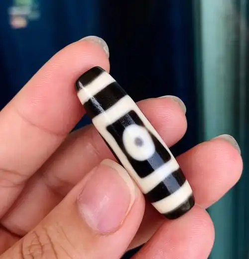 有韵味的一颗线条流畅自然皮壳自然油糯#藏传天珠  #台湾天珠  #至纯