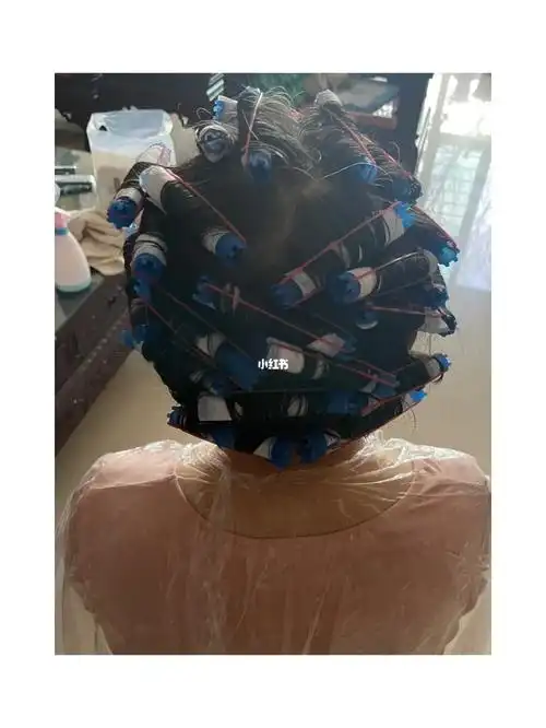 给婆婆在家烫头发,很成功哈哈哈