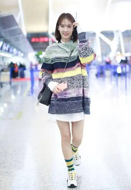 金晨机场街拍,看姐姐团门面担当的时髦舒适风格_牛仔裤_手袋_黑色