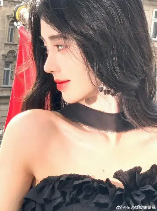 鞠婧祎挂脖抹胸裙