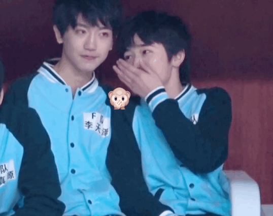 刘耀文知道宋亚轩喜欢李天泽,所以他等宋亚轩放学的时候也经常给这个