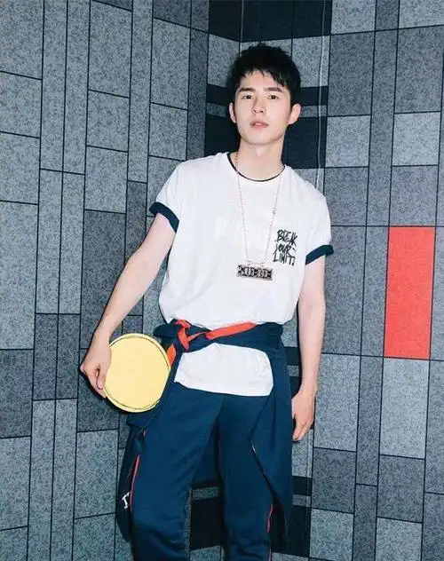 虎牙弟弟刘昊然少年感穿搭指南让你拥有少年的一切美好