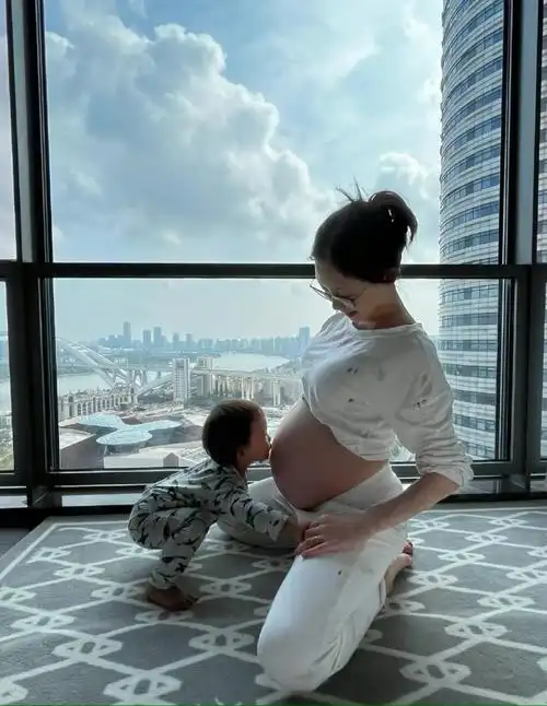 郑恺官宣苗苗二胎产子,晒老婆孕照喊话:城堡里又多了一位王子