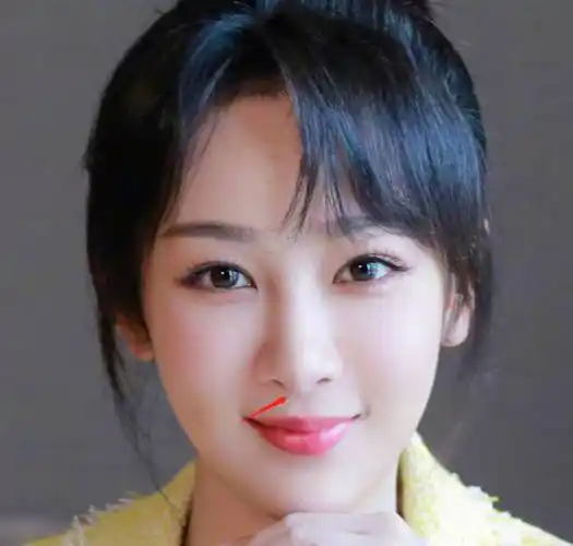 此外,杨紫矫正了牙齿,但他锋利的小虎牙不见了,他变成了一颗整齐的瓷