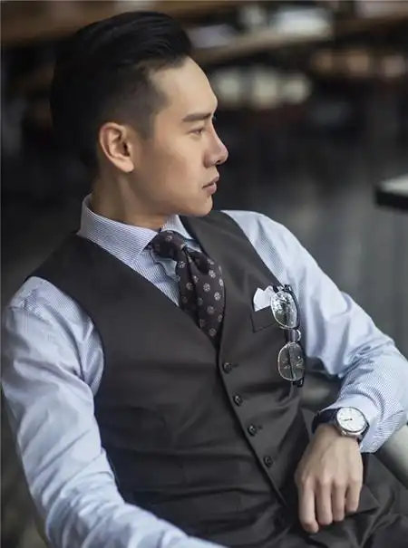 30岁的男人 怎么穿才显得成熟-莱克伊登西服定制