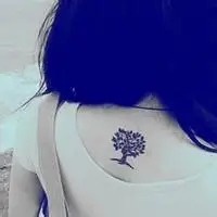 带纹身的女背影头像 好看的女生后背纹身头像图片