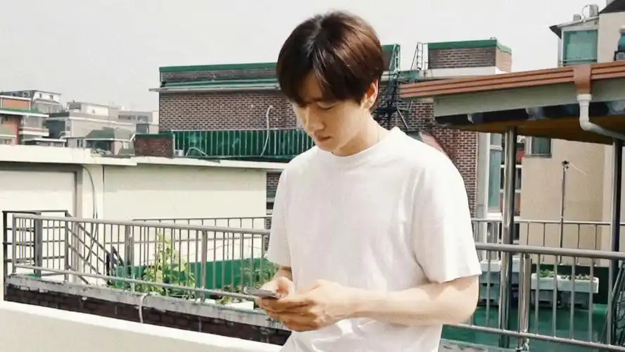 李赫宰穿搭白t牛仔裤妥妥男友风