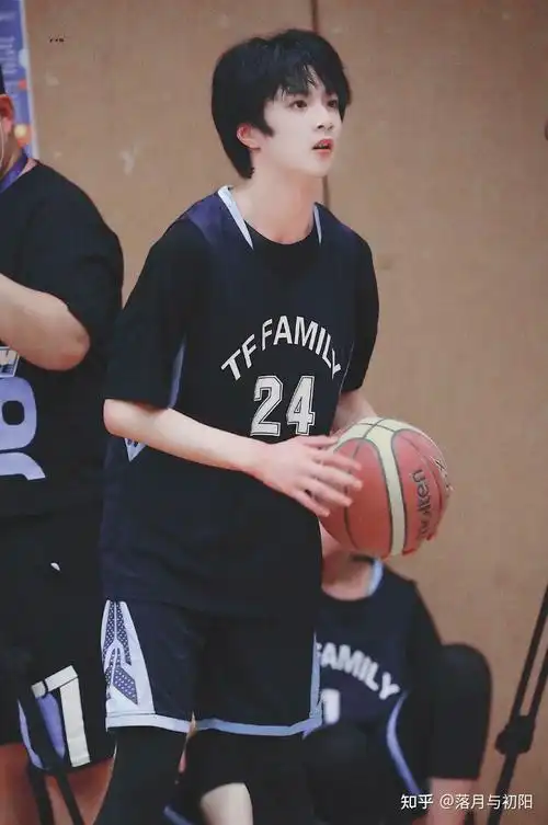 有没有刘耀文打篮球的照片?女友视角的那种? - 知乎