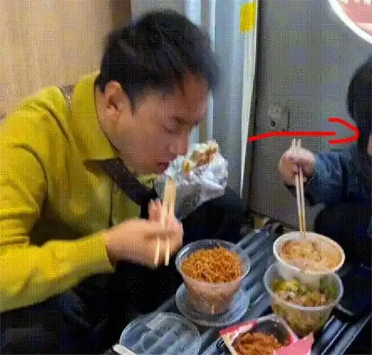 海来阿木引发热议!和女助理蹲在火车角落处,一点不像一线明星!