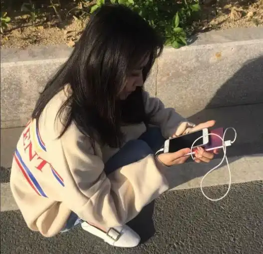 低头女生伤感头像:最怕关系突然变淡,可是连原因都不知道!