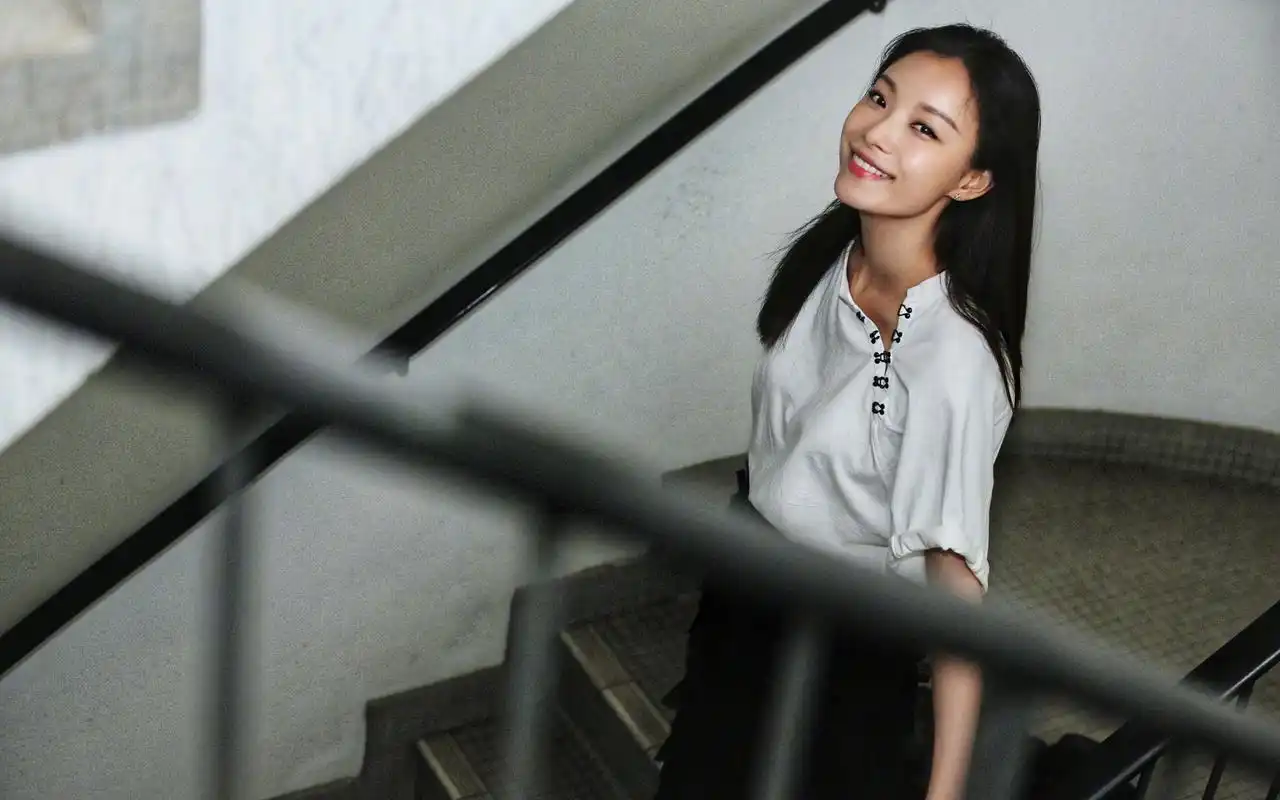 倪妮白衣黑裙性感气质写真高清壁纸