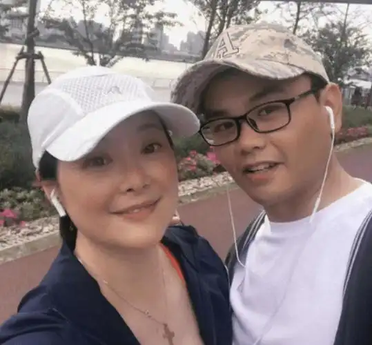 才知中国男人的好"2011年,袁立再次闪婚嫁给了加拿大男友林博文,雷曼