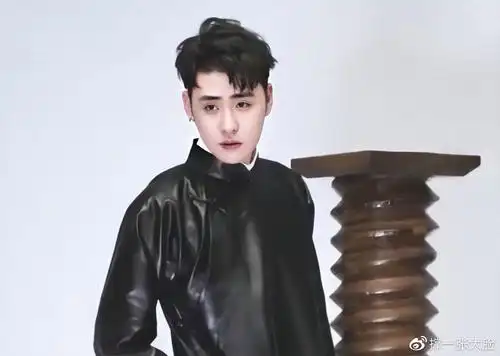 张云雷红毯首秀金丝眼镜配西装礼服网友张偶像还说相声吗