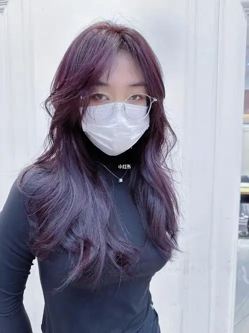 后会发黄这个问题#上海染发推荐#纯欲风#黑加仑紫发色#黑紫色发色