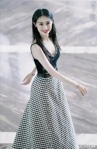 郑爽好有元气啊!穿紧身运动装显得身材好单薄,不过很有少女感