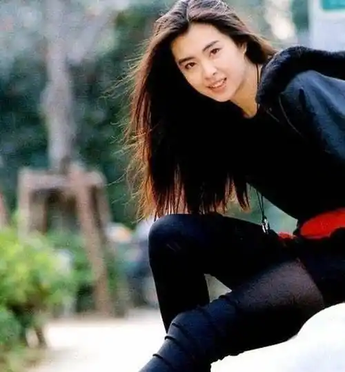 原创28年前王祖贤登台唱歌身材微胖依然美刘德华张学友亲自送花