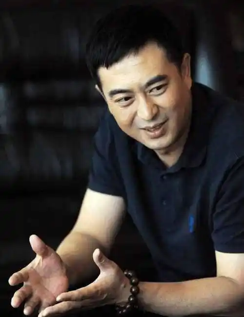 47岁张嘉译魔性步伐火爆了!网友:越火他就越难受!_姿势_因为_人家