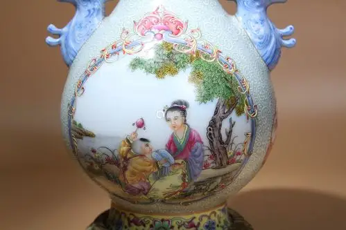 清乾隆年制珐琅彩凤首开光人物图瓶