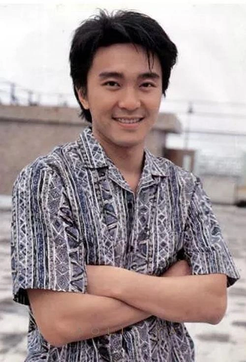 但大家都知道八十九十年代是香港影视业的巅峰时期,每位艺人都是争先