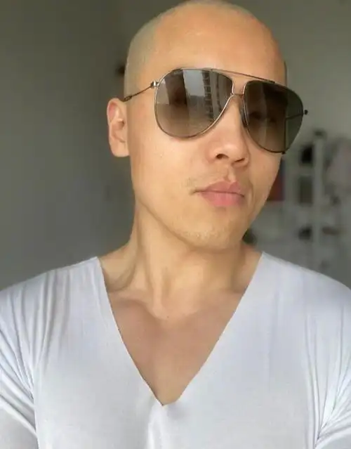 高云翔最新动态高云翔晒光头自拍照