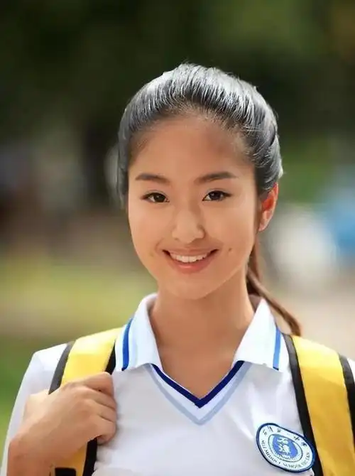 那时候,她还是个只有十岁的小女孩,就已经开始唱这首歌了.