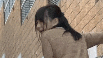 搞笑gif图:美女到底发生了什么?