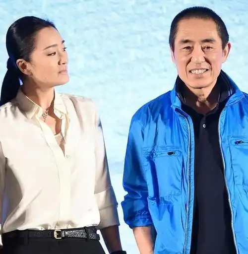 张艺谋同框巩俐手足无措!像个长辈,她穿紧身裙惊艳得很