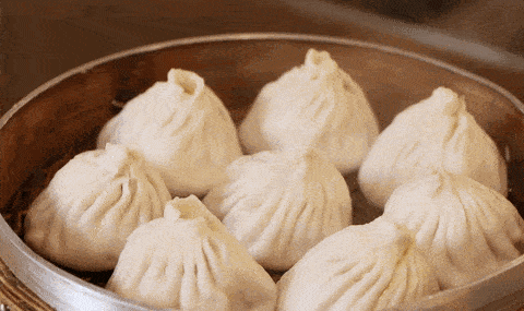 香得人走不动道,拿到手就开吃~刚出蒸笼的包子冒着乳白色雾气,以前常