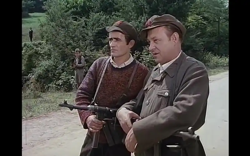 巧入敌后,南斯拉夫经典战争片,游击队穿越重重阻碍,铲除内奸