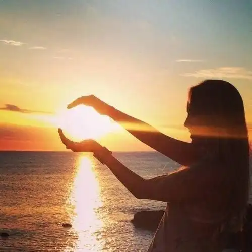 黄昏侧脸女头像