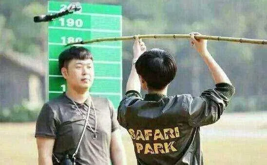 黄晓明真实身高176cm疑节目造假 黄海波这张照片出卖教主