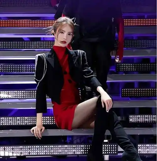 金晨终于突破自我,身穿黑袜搭配超短裙向女王展现气场!