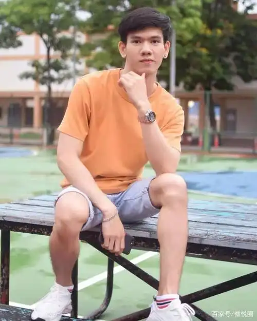 精瘦的阳光型男,肌肉表面青筋凸起,"穿衣显瘦,脱衣有肉"啊