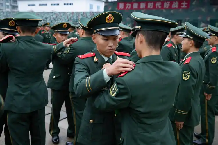 广西军旅高光时刻两千余名武警新兵授衔