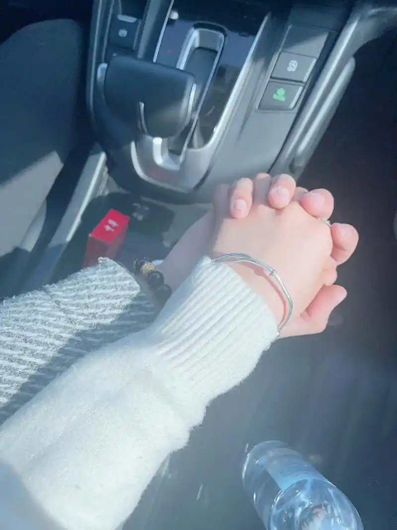 谁的副驾驶还没个小可爱 #你和我十指紧扣 #牵好自己的小朋 - 抖音