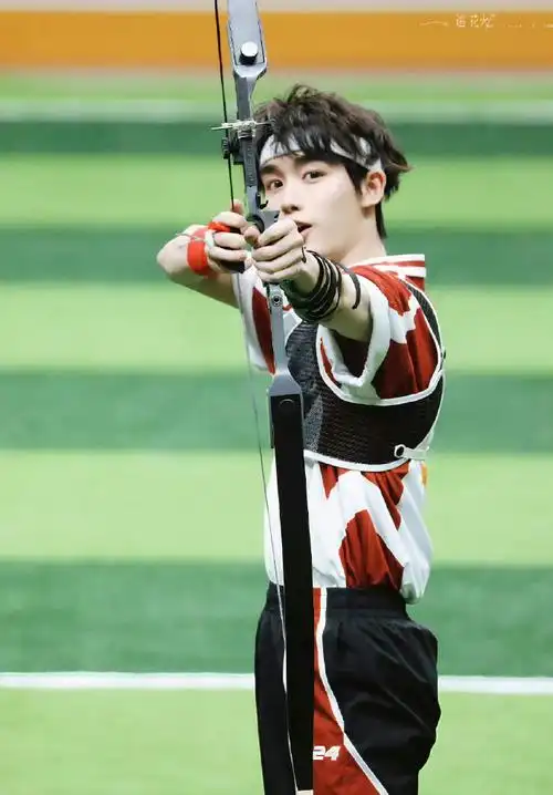 丁程鑫射箭射我心里了##丁程鑫射箭张力